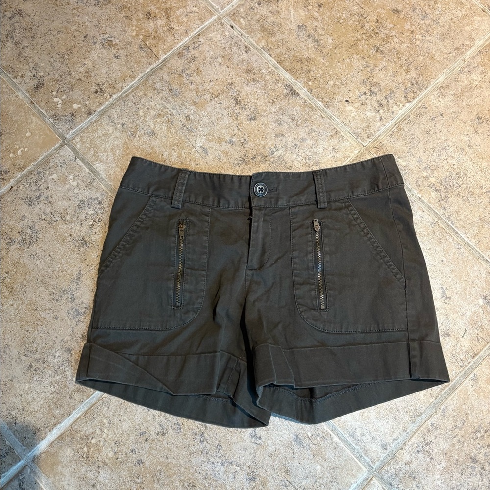 BANANA REPUBLIC Women's Casual Army Green Shorts with Cuffs, Size: 4
